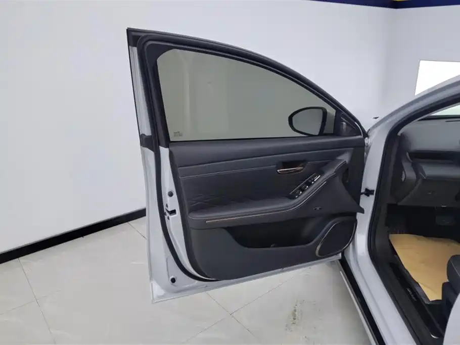 Baojun Xiangjing 宝骏享境 2025款 插混 140 km专车版