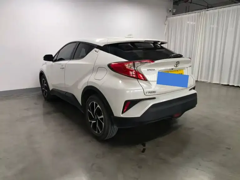 Toyota C-HR 2.0 L Leading