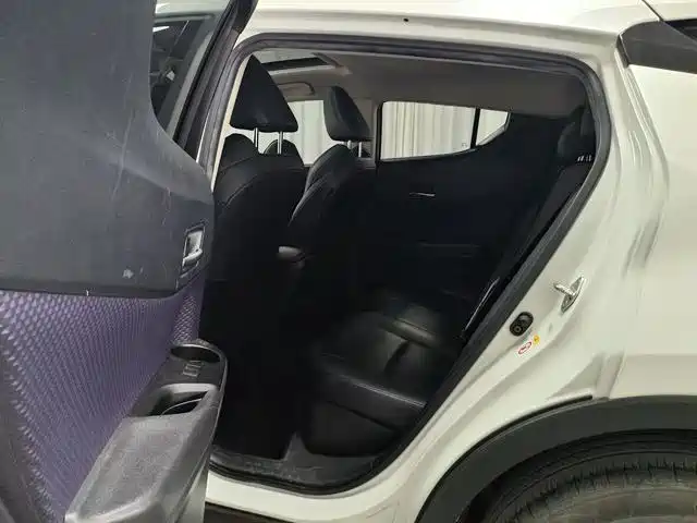 Toyota C-HR 2.0 L Leading