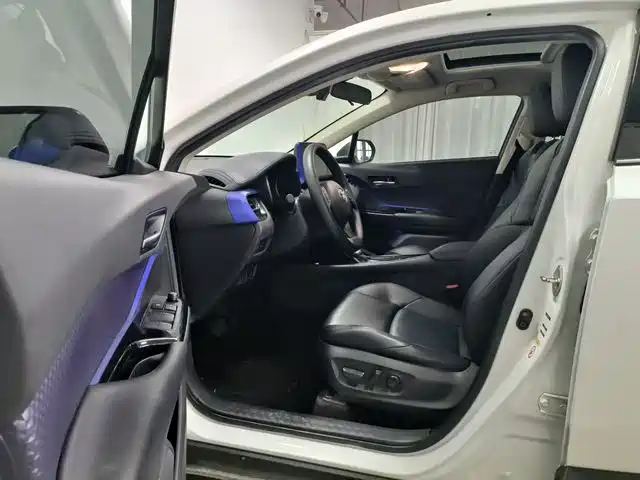 Toyota C-HR 2.0 L Leading