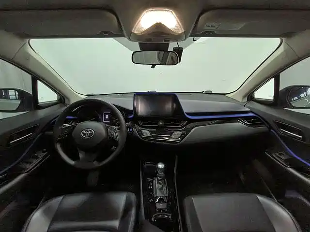 Toyota C-HR 2.0 L Leading