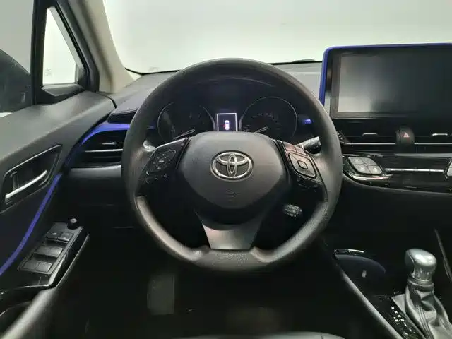 Toyota C-HR 2.0 L Leading