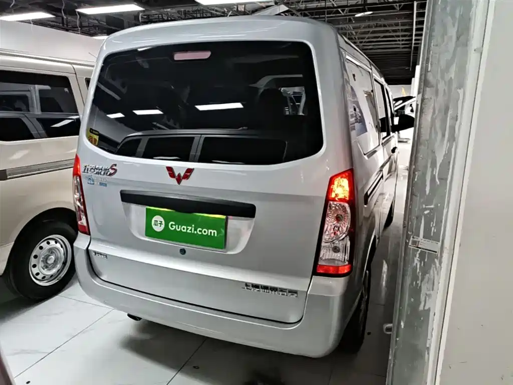 Wuling Rongguang S 1.5 L Basic 5 7-seat