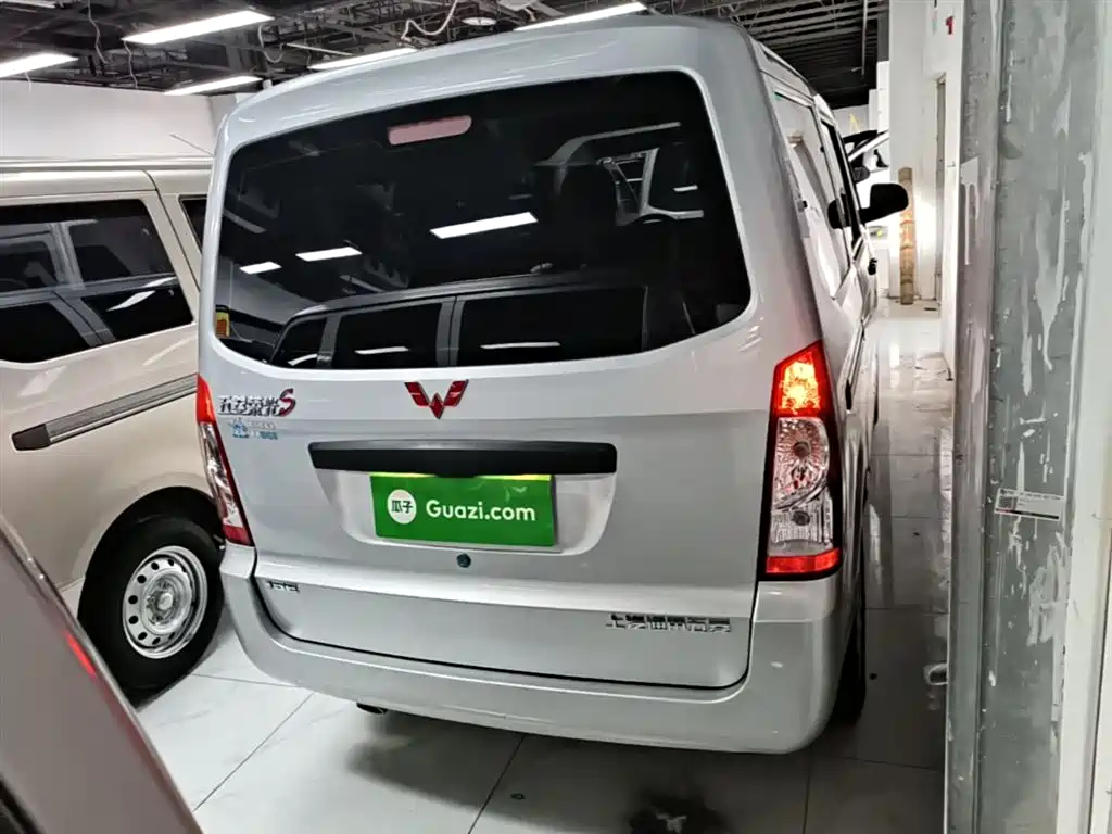 Wuling Rongguang S 1.5 L Basic 5 7-seat