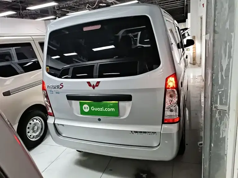 Wuling Rongguang S 1.5 L Basic 5 7-seat