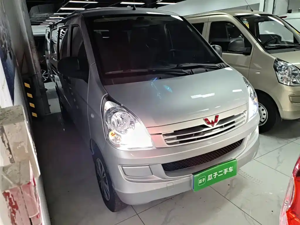 Wuling Rongguang S 1.5 L Basic 5 7-seat