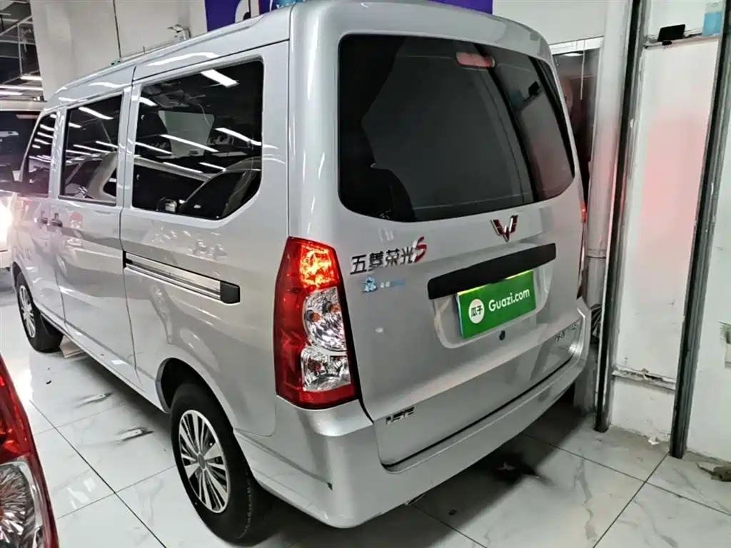 Wuling Rongguang S 1.5 L Basic 5 7-seat
