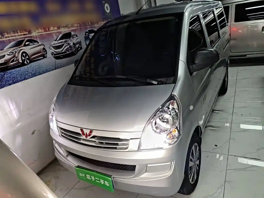 Wuling Rongguang S 1.5 L Basic 5 7-seat