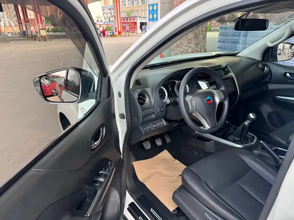 Terra 2.5 L Manual 2 WD Leading