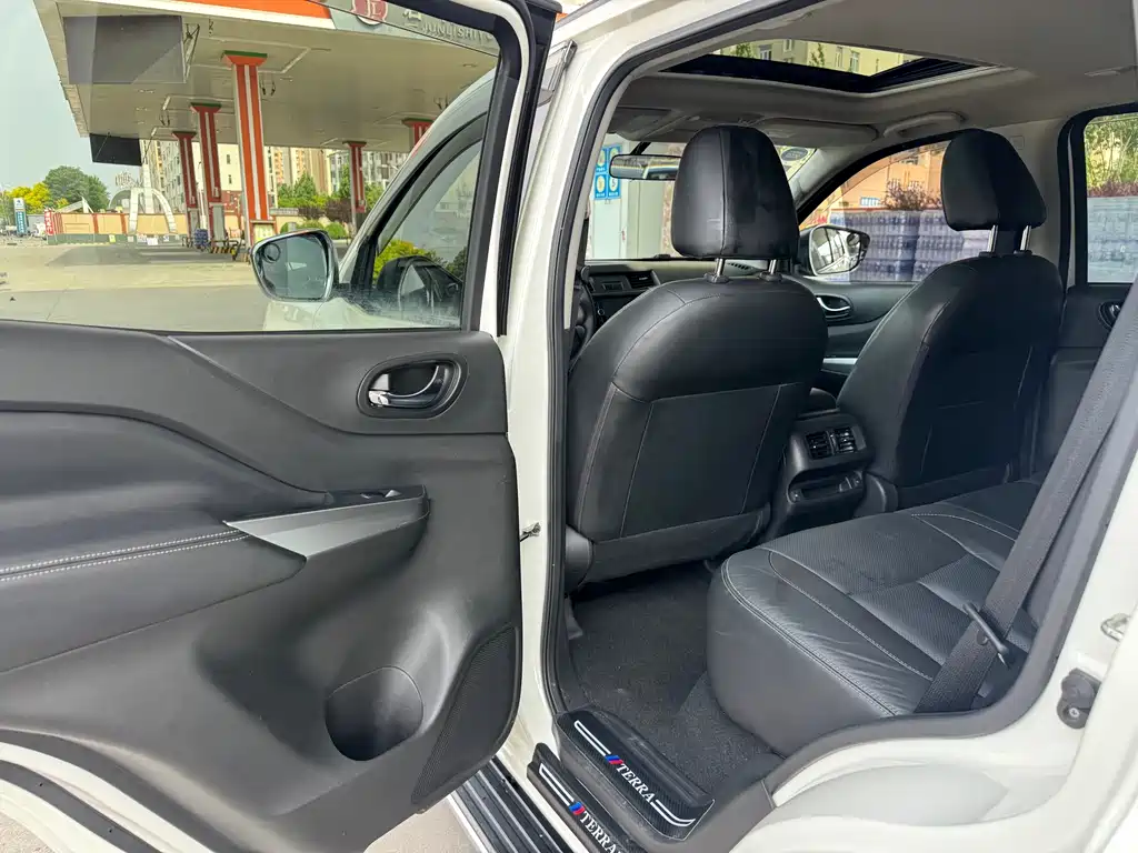 Terra 2.5 L Manual 2 WD Leading