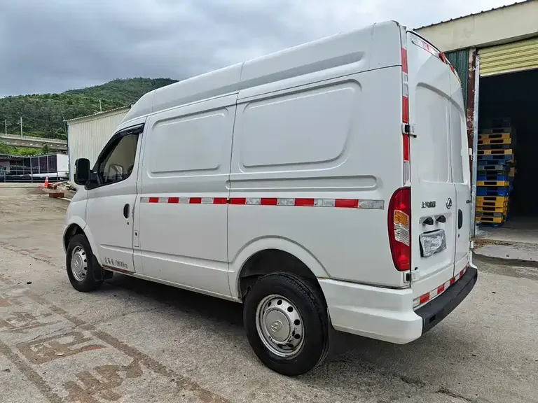 Maxus Xintu V80 新途V80 2019款 2.0 T Plus 6挡手动厢式货车VAN短轴中顶2-3座