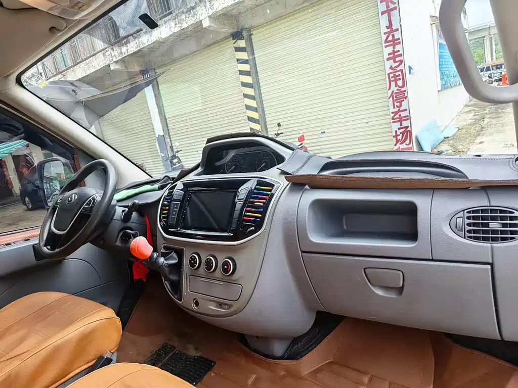 Xintu V80 新途V80 2019款 2.0 T Plus 6挡手动厢式货车VAN短轴中顶2-3座