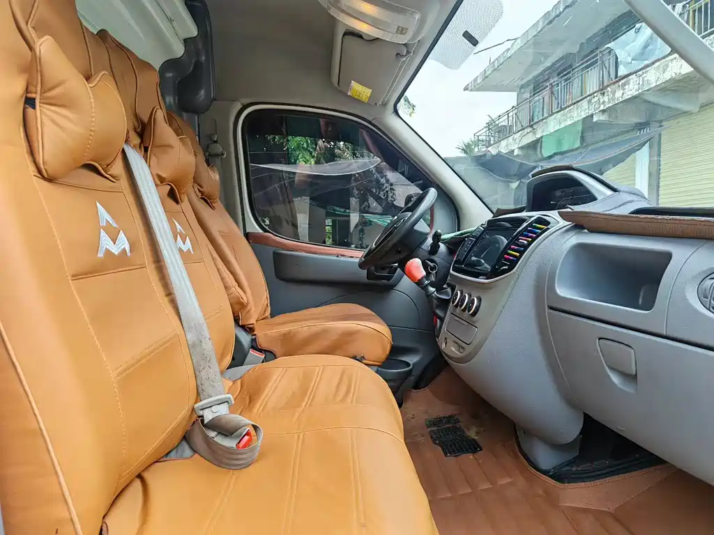 Xintu V80 新途V80 2019款 2.0 T Plus 6挡手动厢式货车VAN短轴中顶2-3座
