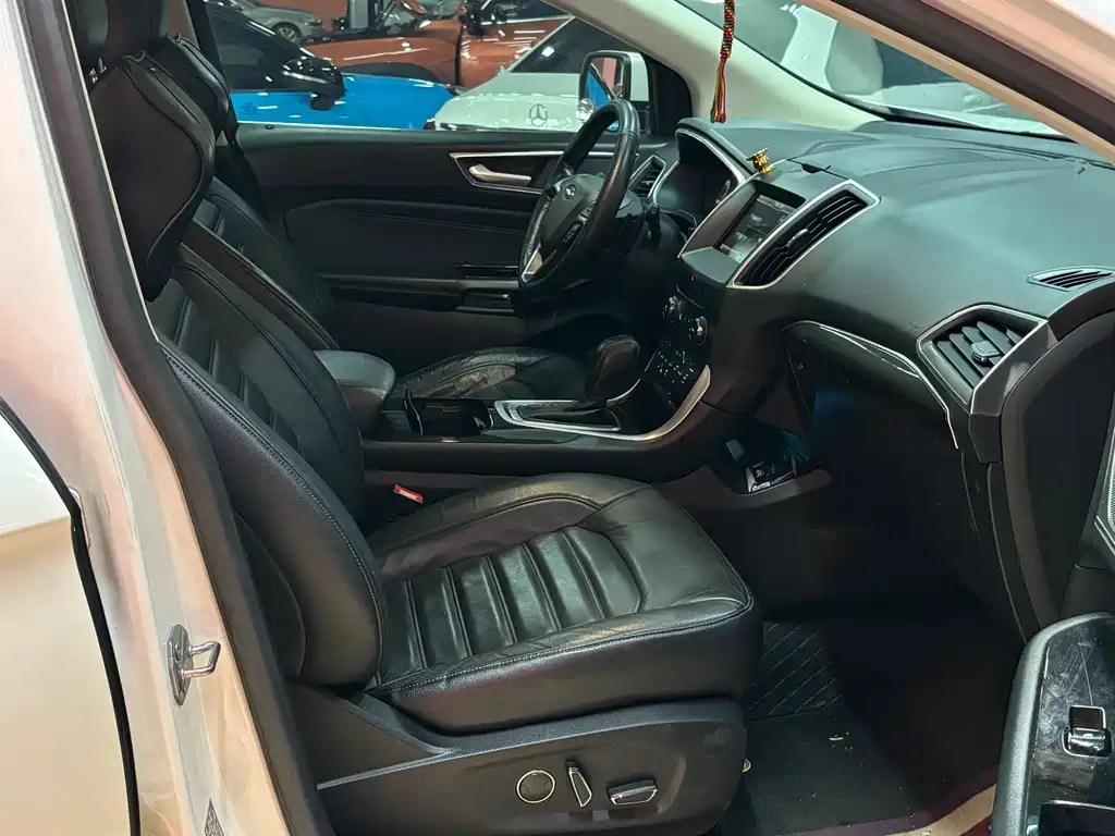 Edge EcoBoost 245 4 WD Grand Sharp 7-seat