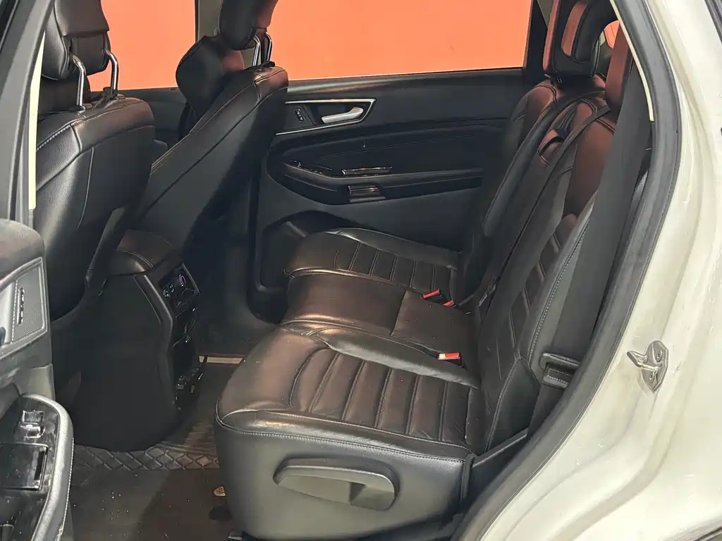 Edge EcoBoost 245 4 WD Grand Sharp 7-seat