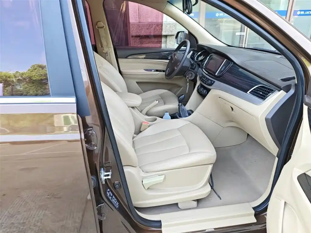 Baojun 730 1.5 L Manual Comfort 7-seat CN-V