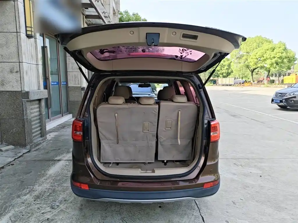 Baojun 730 1.5 L Manual Comfort 7-seat CN-V