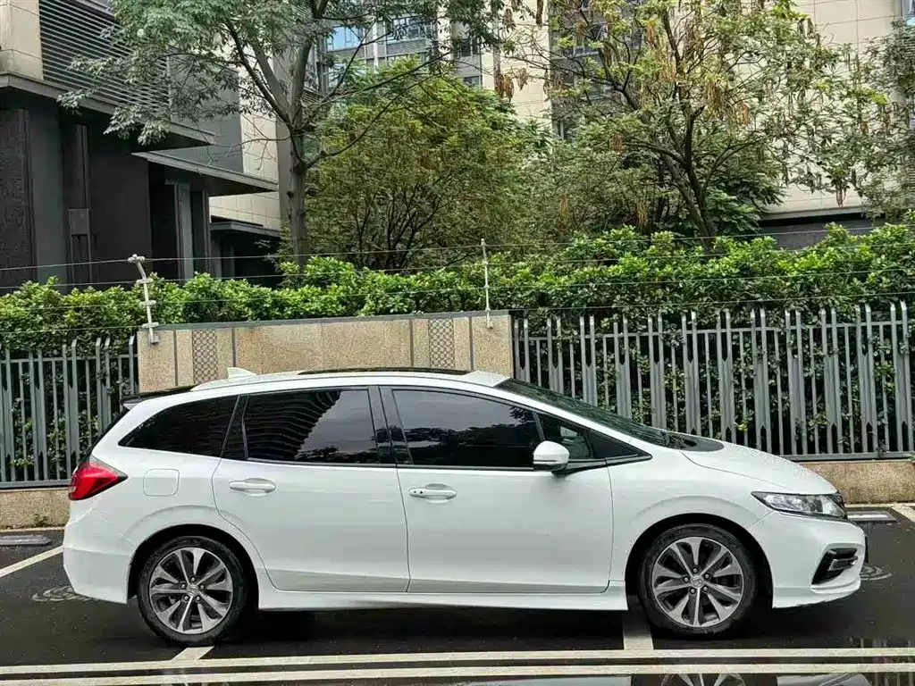 Jade 210 TURBO CVT Style 5-seat