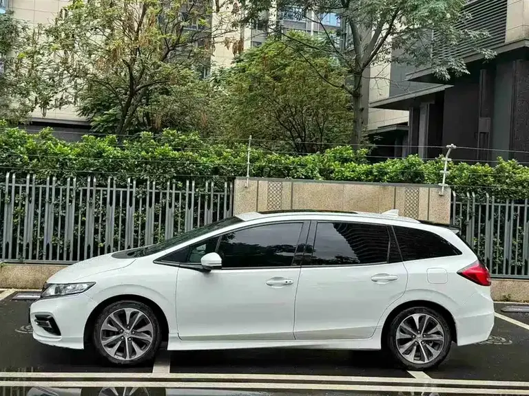 Honda Jade 210 TURBO CVT Style 5-seat