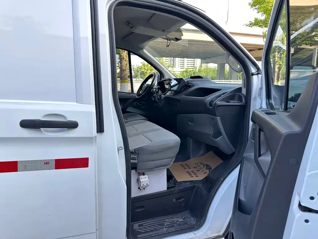 Transit 全顺 2019款 2.0 T柴油厢式运输车中轴中顶3座国VI