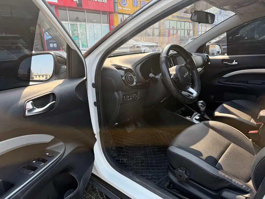 Stonic 1.4 L CVT Fun Enjoyment Sunroof