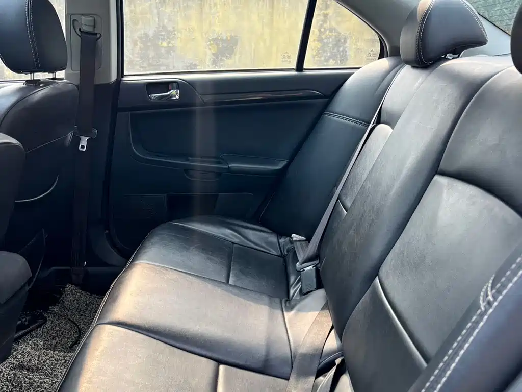 Lancer EX 1.8 L CVT B&W Retro