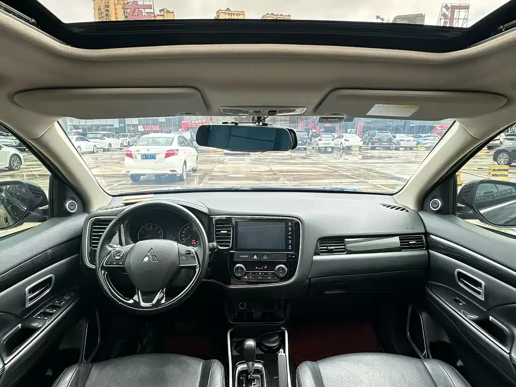 Outlander 2.0 L 2 WD Glory 5-seat