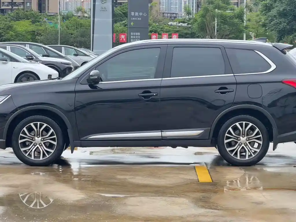 Outlander 2.0 L 2 WD Glory 5-seat