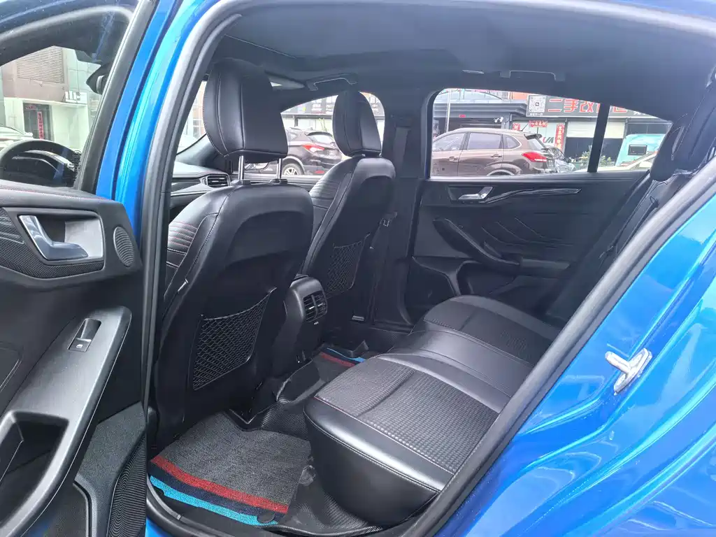 Focus Sedan EcoBoost 180 Auto ST Line