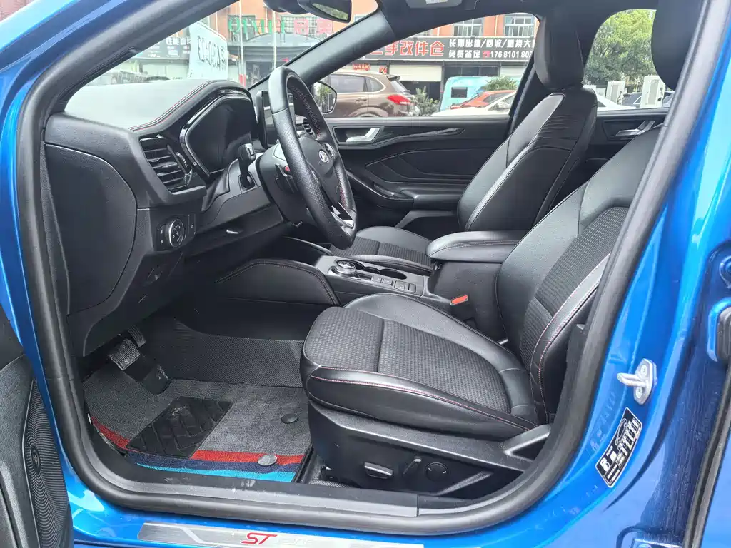 Focus Sedan EcoBoost 180 Auto ST Line