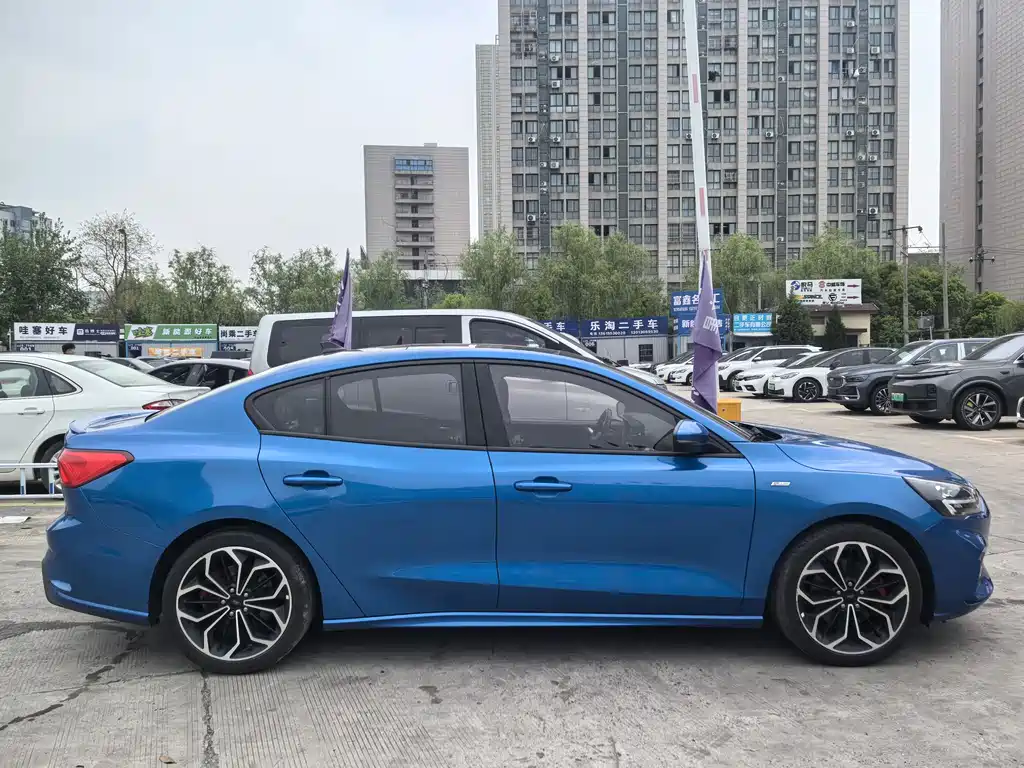 Focus Sedan EcoBoost 180 Auto ST Line