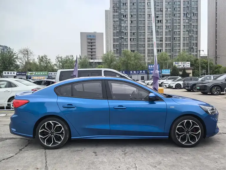 Ford Focus Sedan EcoBoost 180 Auto ST Line