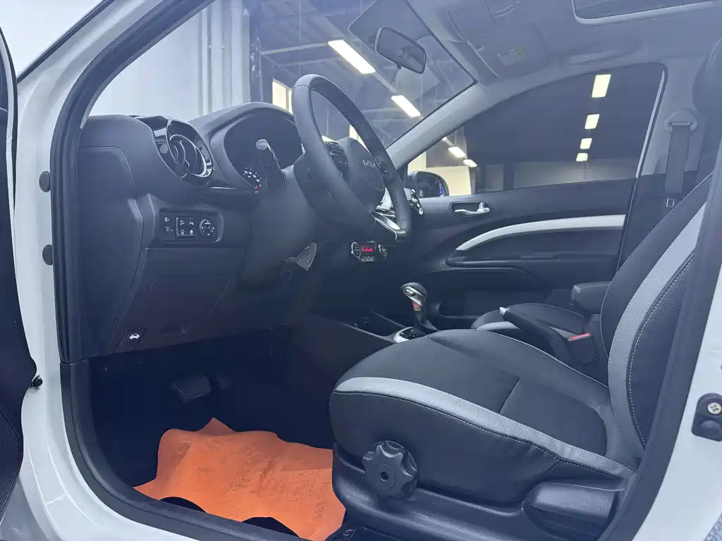 Stonic 1.4 L CVT Sunroof