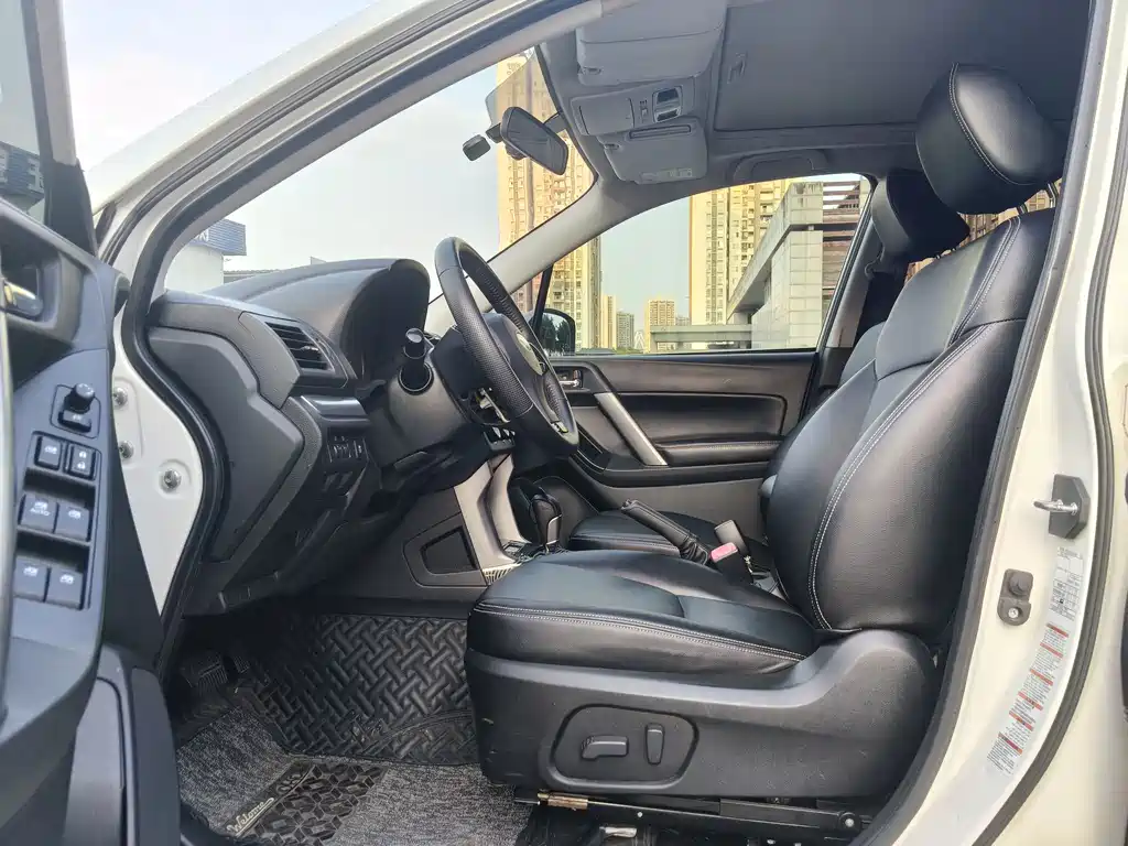 Forester 2.0 i Auto Luxury Navigation