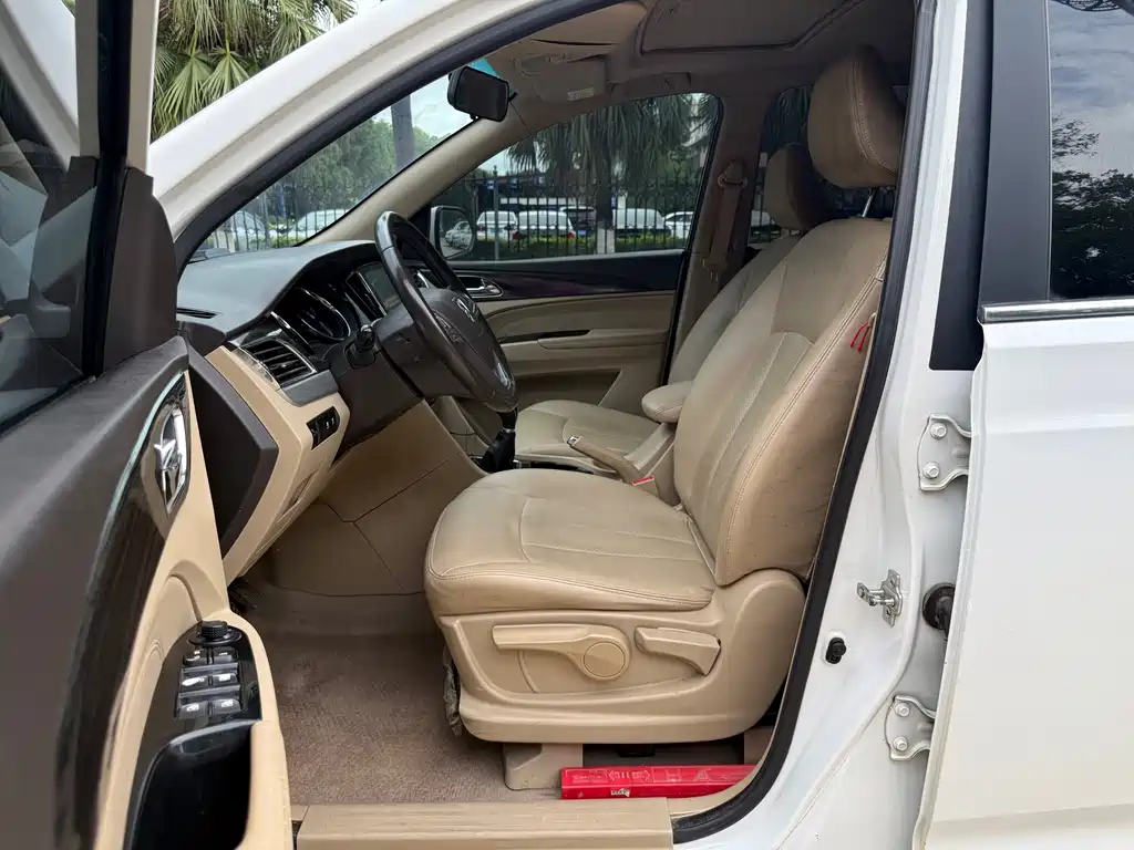 Baojun 730 1.5 L Manual Luxury 7-seat