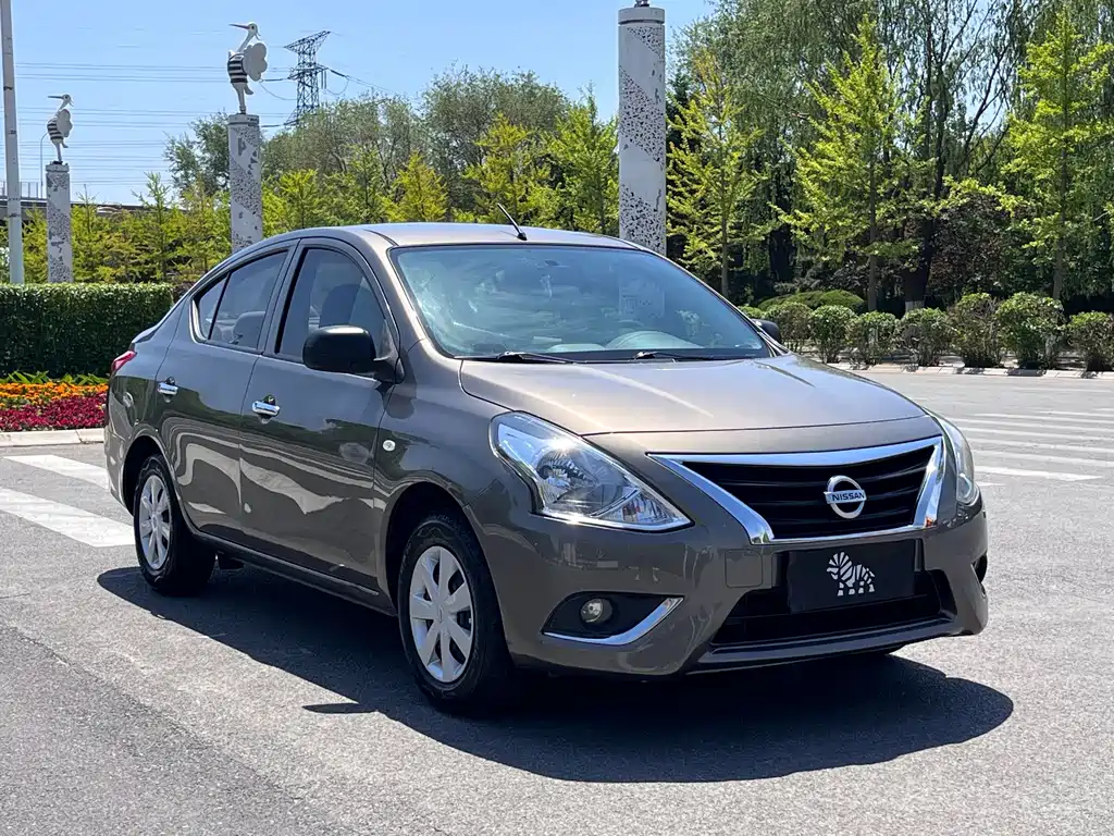 Sunny 1.5 XE CVT Leading