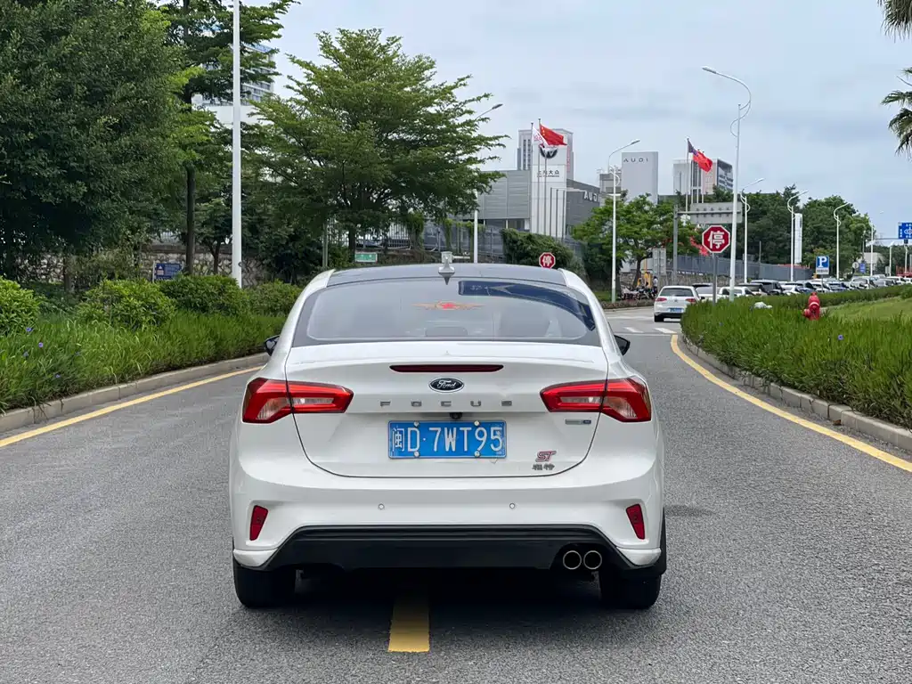 Focus Sedan EcoBoost 180 Auto Sharp Trend