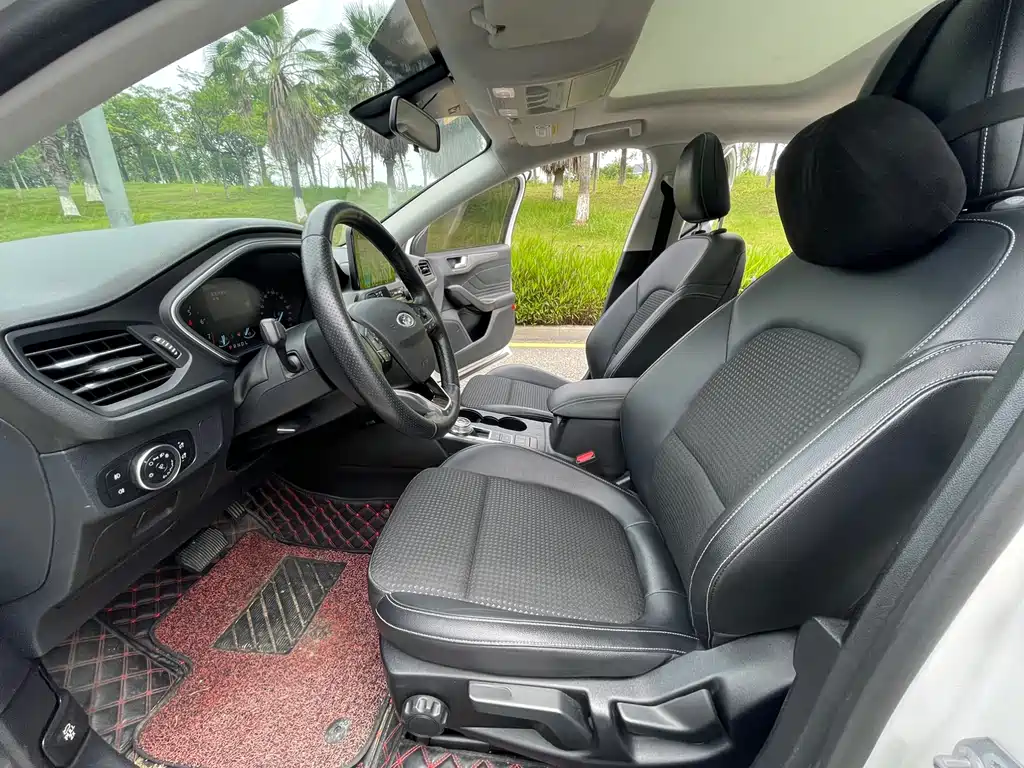 Focus Sedan EcoBoost 180 Auto Sharp Trend