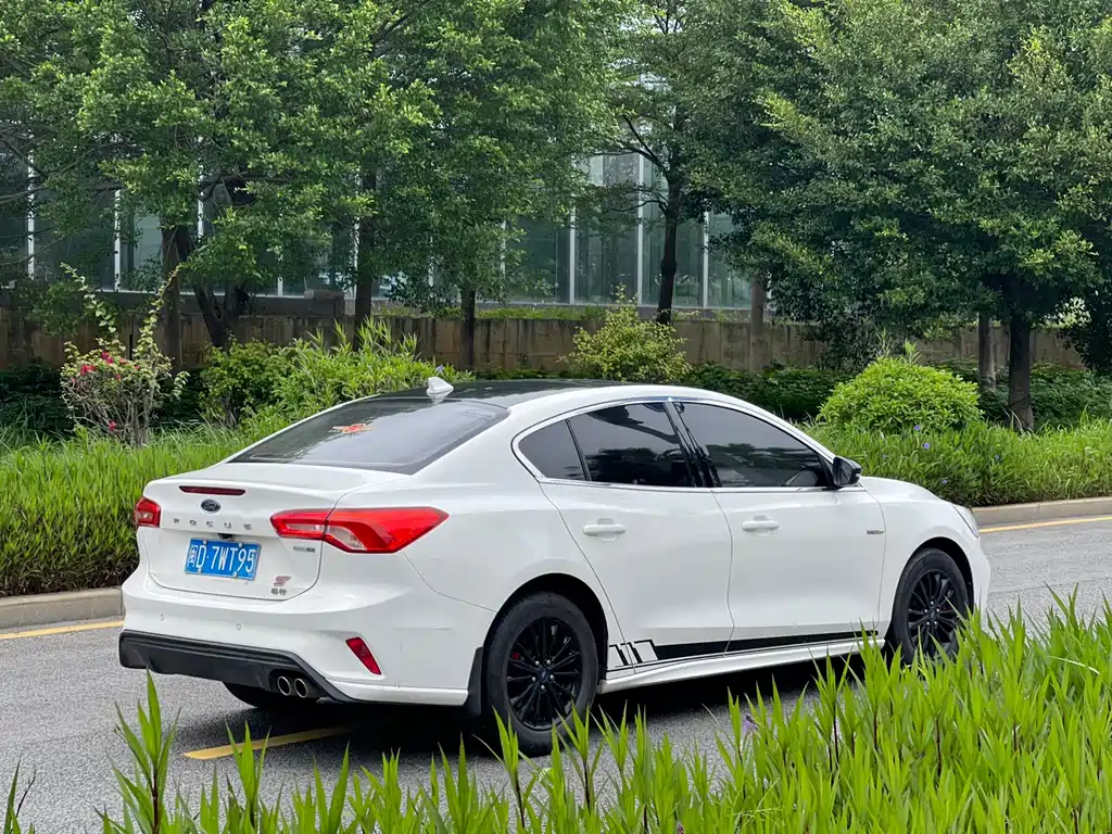 Focus Sedan EcoBoost 180 Auto Sharp Trend