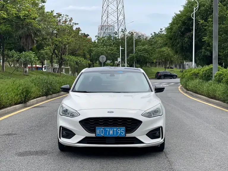 Ford Focus Sedan EcoBoost 180 Auto Sharp Trend