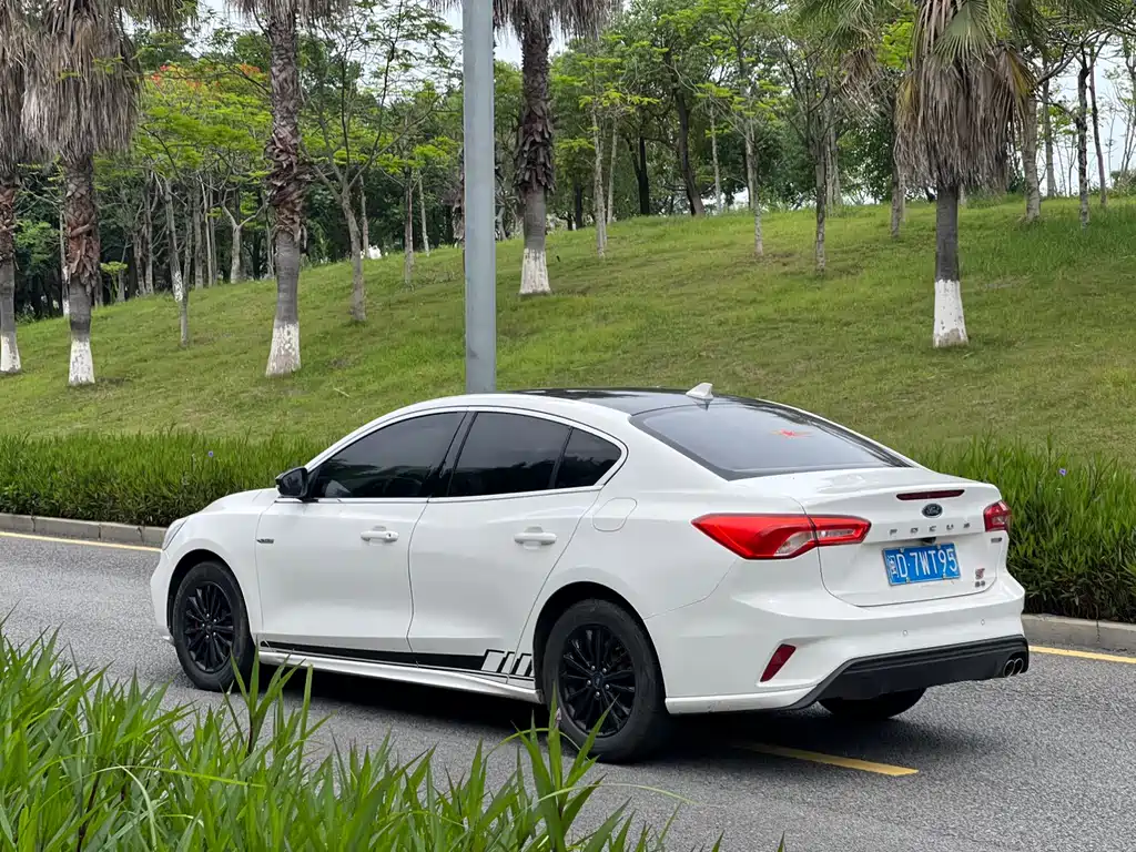 Focus Sedan EcoBoost 180 Auto Sharp Trend
