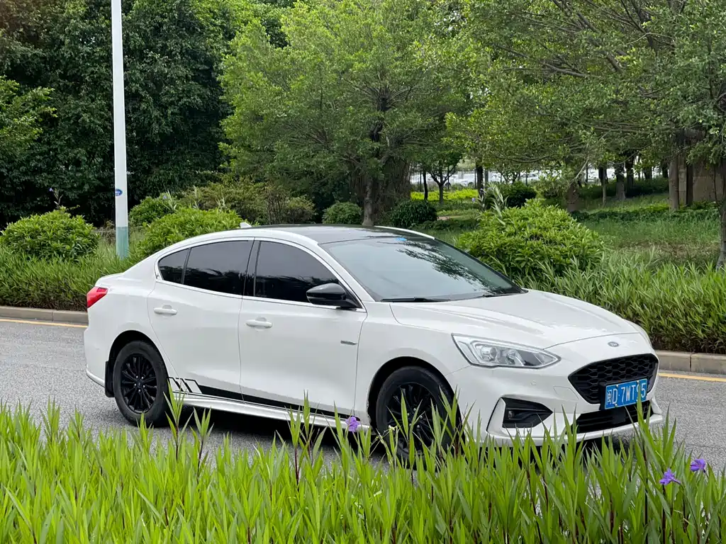 Focus Sedan EcoBoost 180 Auto Sharp Trend