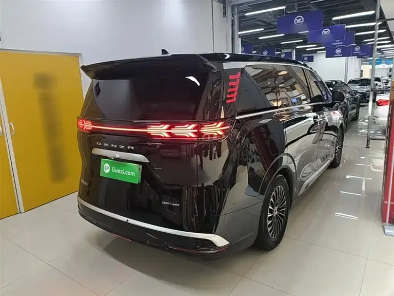 Denza D9 DM-i 980 4 WD Honored