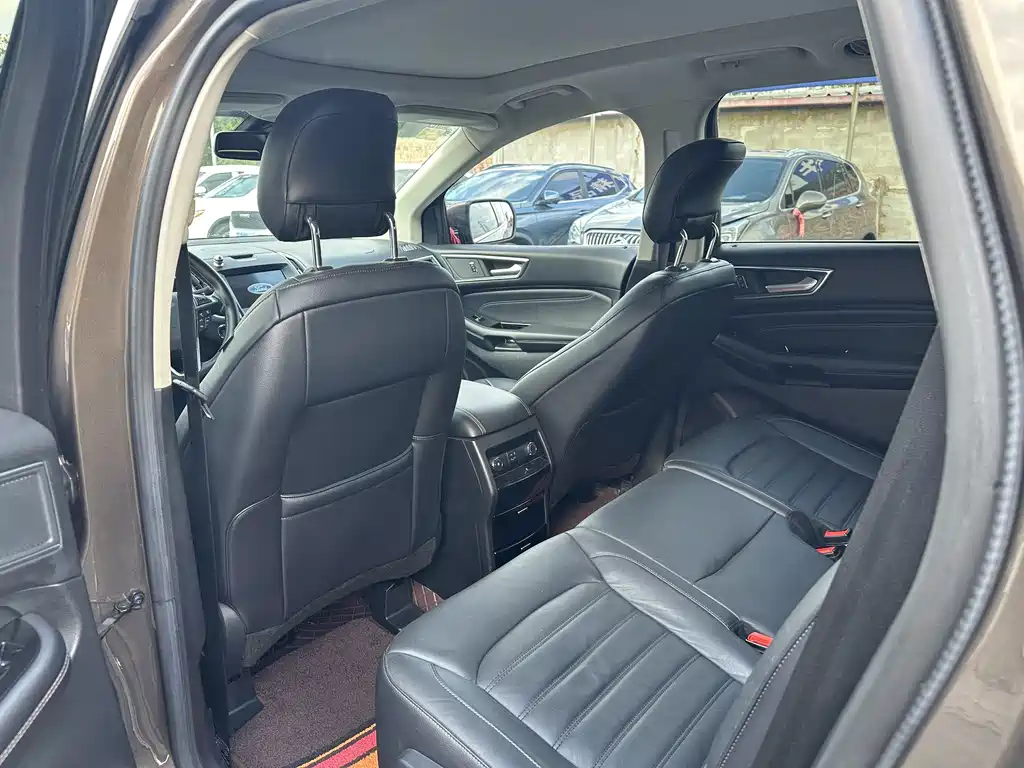 Edge EcoBoost 245 4 WD Grand Sharp 7-seat