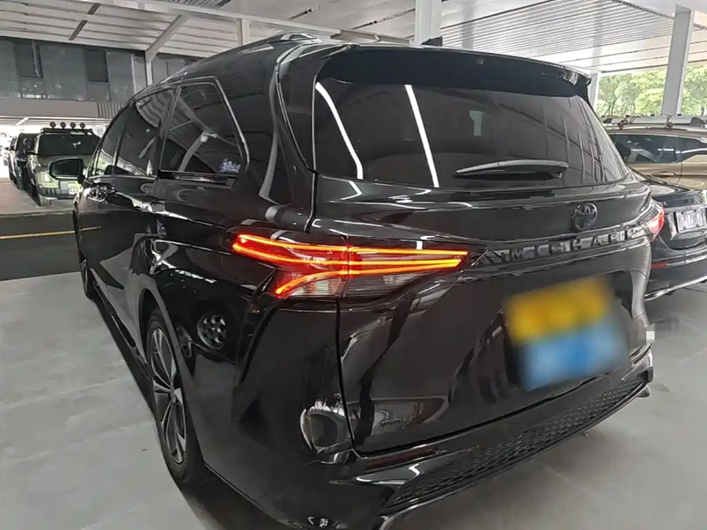 Granvia 2.5 L Hybrid Flagship