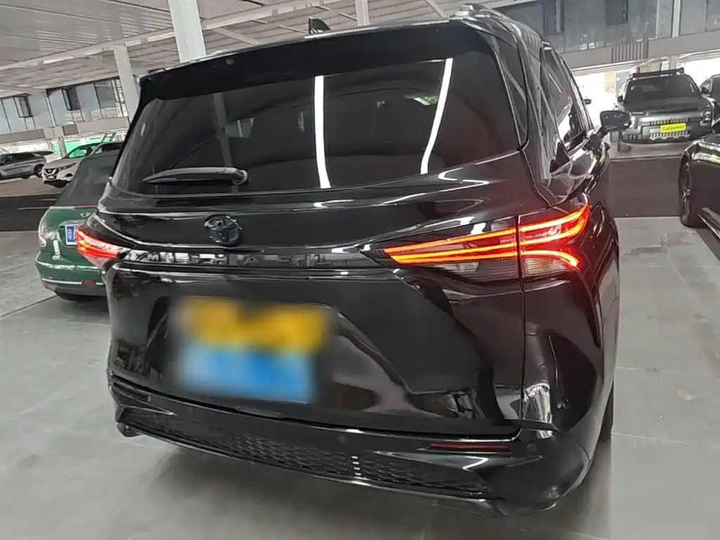Granvia 2.5 L Hybrid Flagship