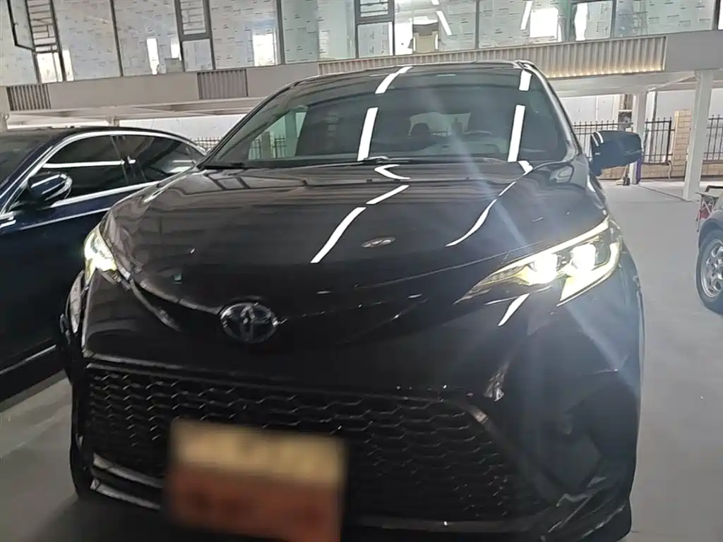 Granvia 2.5 L Hybrid Flagship