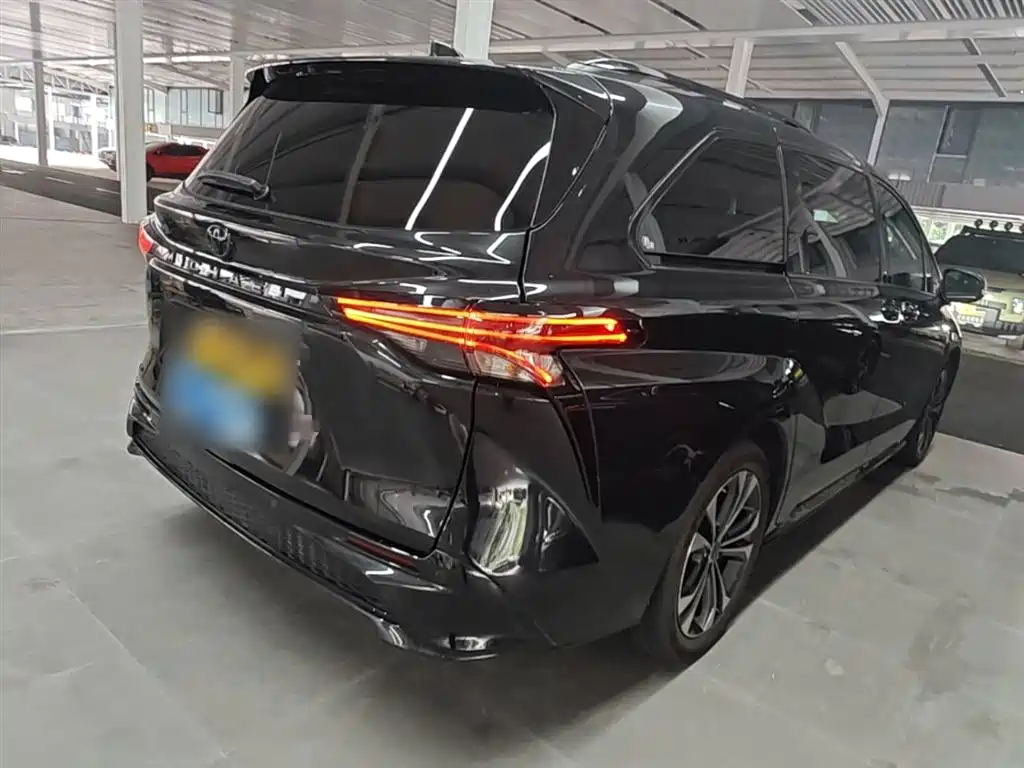 Granvia 2.5 L Hybrid Flagship