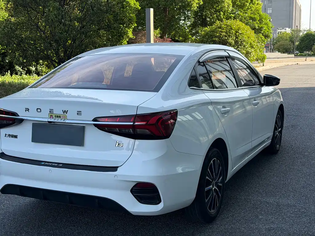 Roewe i5 1.5 L Auto 4 G Connected Leading Luxury Flagship