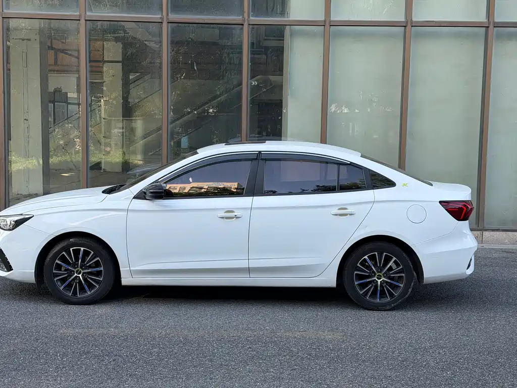 Roewe i5 1.5 L Auto 4 G Connected Leading Luxury Flagship
